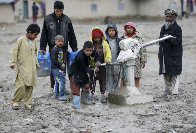Trẻ nhỏ lấy nước uống ở vòi nước công cộng ở vùng ngoại ô Kabul, Afghanistan, ngày 4/3/2016.