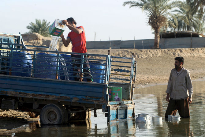 Những người đàn ông lấy nước từ sông Euphrates ở Najaf, phía nam thủ đô Baghdad, Iraq, ngày 7/3/2016.