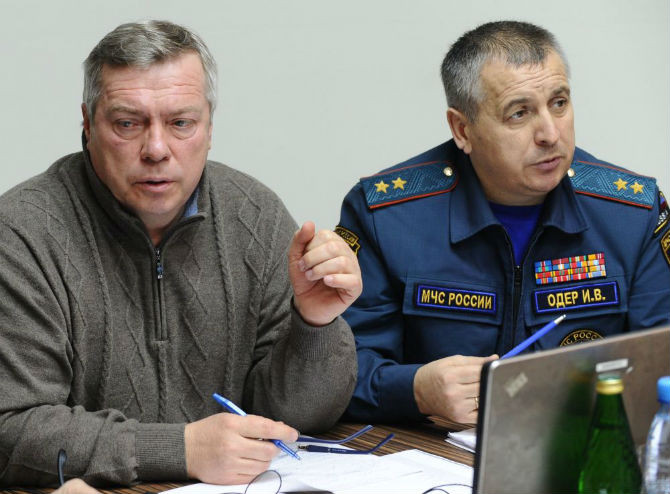 Thống đốc vùng Rostov Vasily Golubev và Thủ trưởng Trung tâm Các tình huống khẩn cấp khu vực phía Nam Nga Igor Oder tại cuộc họp Ban tham mưu điều tra nguyên nhân tai nạn với chiếc máy bay của hãng hàng không FlyDubai.