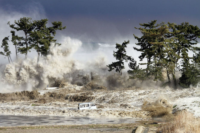 Sóng thần đổ bộ vào bờ biển Minamisoma ở tỉnh Fukushima. Bức ảnh do Sadatsugu Tomizawa chụp ngày 11/3/2011 đã nói lên sức tàn phá khủng khiếp của thảm họa kép ở Nhật Bản.