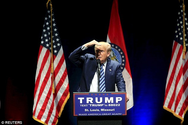 Đụng độ xảy ra khi tỷ phú Donald Trump, ứng viên Tổng thống Mỹ của Đảng Cộng hòa, đang tổ chức một cuộc mít tinh tại nhà hát lớn Peabody ở St. Louis, bang Missouri.