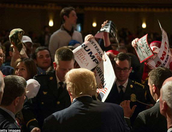 Ứng viên Tổng thống Mỹ của Đảng Cộng hoà Donald Trump chào người ủng hộ khi kết thúc buổi mít tinh.