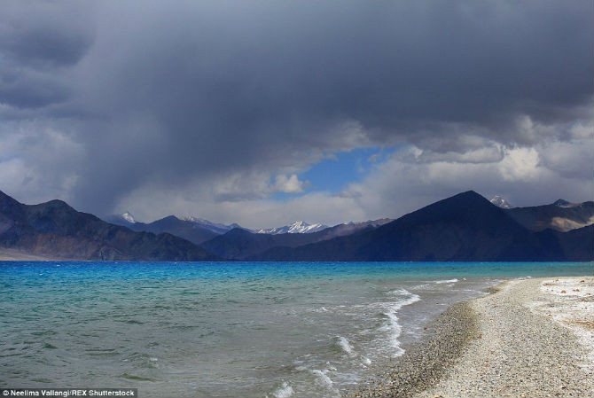 Màu nước xanh biếc của hồ Pangong Tso ở độ cao 4.297 km so với mực nước biển.