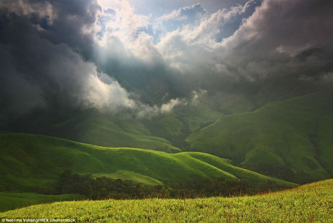 Nhiếp ảnh gia Vallangi tới thăm những vùng đất xa xôi của Ấn Độ, từ Karnataka ở phía nam cho tới Himalayas ở phía bắc, để ghi lại cảnh đẹp tự nhiên và nét thanh bình nơi đây.