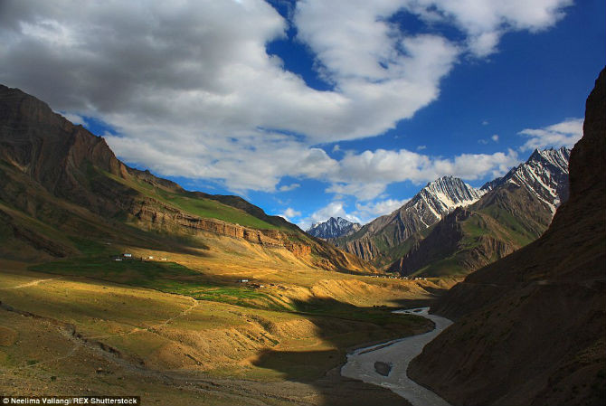 “Từ dãy núi Himalayas đến sa mạc và những khu rừng xanh hay bãi biển hoang sơ, tất cả đều mở ra cho tôi cả thế giới để khám phá”, nhiếp ảnh gia 30 tuổi chia sẻ. Ảnh: Dòng sông uốn khúc qua những ngọn núi cao ở thung lũng Pin, Himachal Pradesh, một khu vực xa xôi ở miền bắc Ấn Độ.