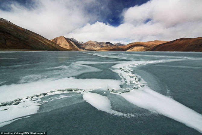 “Hồ băng” Pangong ở Ladakh. Nhiệt độ vào mùa đông tại khu vực này xuống tới -40 độ C.