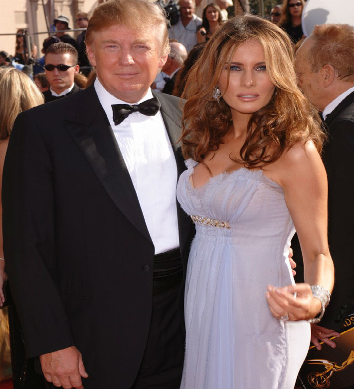Khi Melania gặp Donald Trump tại một bữa tiệc Fashion Week năm 1998, vị tỷ phú đang hẹn hò với một người phụ nữ khác. Thay vì cho số điện thoại của mình, bà Melania lại lấy số của ông Trump. Sau một buổi chụp hình tại Caribe, Melania quyết định gọi cho ông Trump và cuộc tình bắt đầu.
