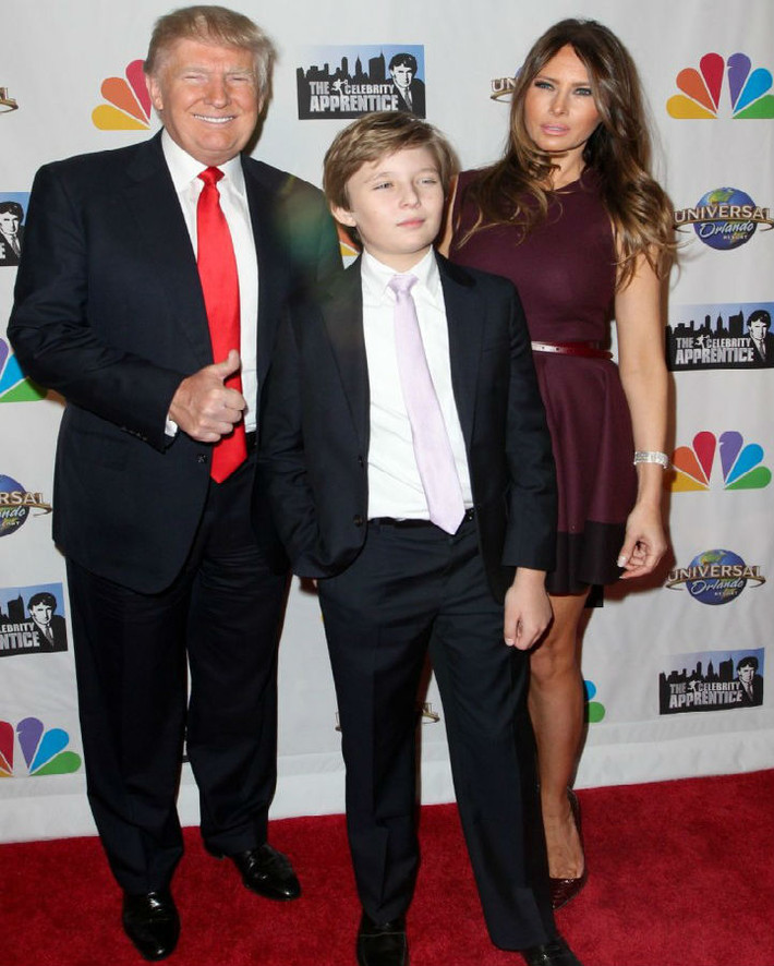 Con trai của Melania và tỷ phú Donald Trump là Barron rất giống cha. Barron thích mặc com lê, thắt cà vạt và thường chơi golf với cha.
