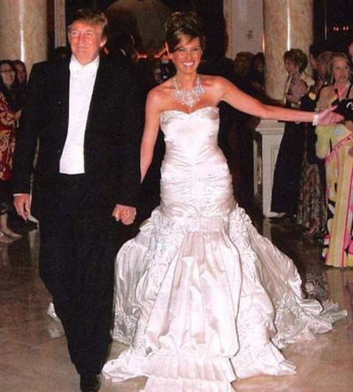 Cựu Ngoại trưởng Mỹ Hillary Clinton và chồng Bill Clinton đã đến tham dự đám cưới của tỷ phú Trump và Melania vào năm 2005.