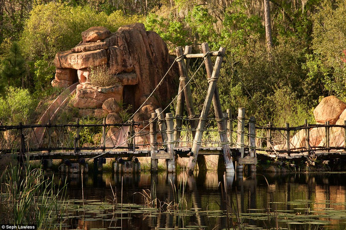 Lawless cho biết, anh đã bị Disney World “cấm cửa” sau khi chụp những bức ảnh này trong công viên.