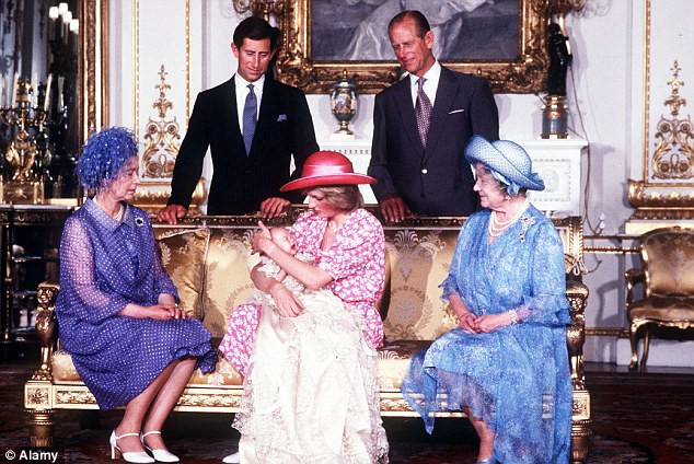 Công nương Diana bế Hoàng tử William trong lễ rửa tội. Nữ hoàng Anh Elizabeth II (trái) ngồi bên cạnh.