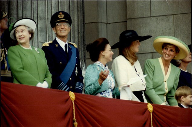 Nữ hoàng Elizabeth và Công nương Diana dường như có cùng phong cách ăn mặc khi đứng trên khán đài kỷ niệm Cuộc không chiến tại Anh lần thứ 50 năm 1990.