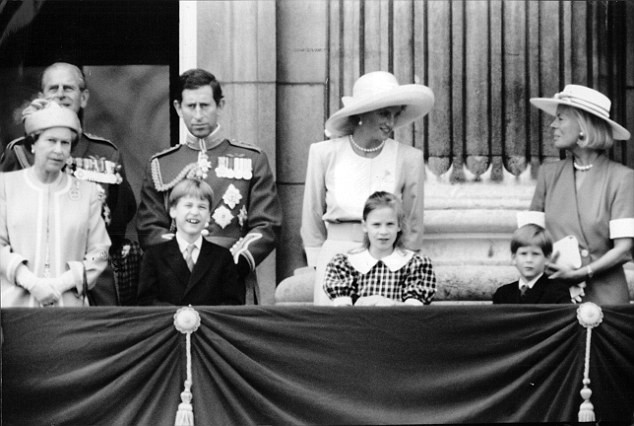 Từ trái qua phải: Nữ hoàng Elizabeth II, Thái tử Charles, Công nương Diana và Công nương Michael xứ Kent (đứng). Ảnh chụp năm 1990 tại cung điện Buckingham.