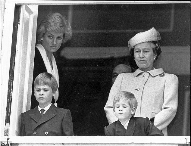 Giờ đây, khi nhìn lại những gì mà Công nương Diana đã làm, Nữ hoàng Elizabeth muốn gửi lời cảm ơn con dâu. Ảnh: Nữ hoàng Elizabeth chụp ảnh cùng Công nương Diana, hai cháu trai William (trái) và Harry.