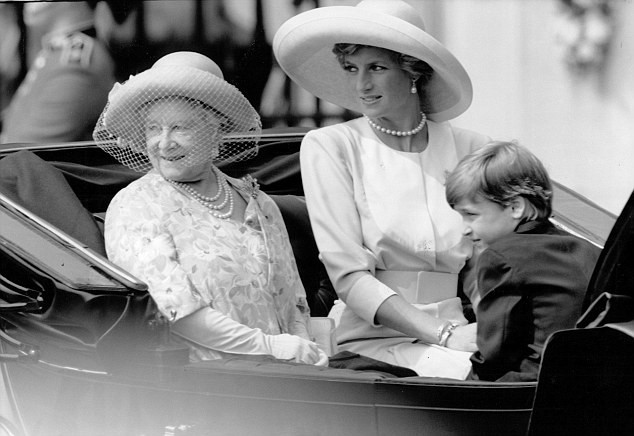Công nương Diana ngồi trên xe cùng mẹ của Nữ hoàng Elizabeth II và Hoàng tử William.