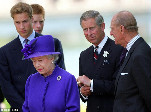 Nữ hoàng Anh Elizabeth và Hoàng tử William, Harry, Thái tử Charles và Hoàng tế Philip trong buổi khánh thành đài phun nước tưởng niệm Công nương Diana năm 2004.