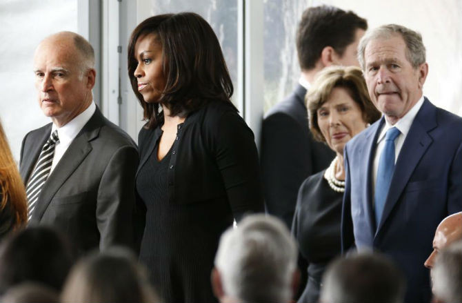 Từ trái qua phải: Thống đốc bang California Jerry Brown, Đệ nhất phu nhân Mỹ Michelle Obama, cựu Đệ nhất phu nhân Mỹ Laura Bush và cựu Tổng thống Mỹ George W.Bush tới viếng bà Nancy Reagan.