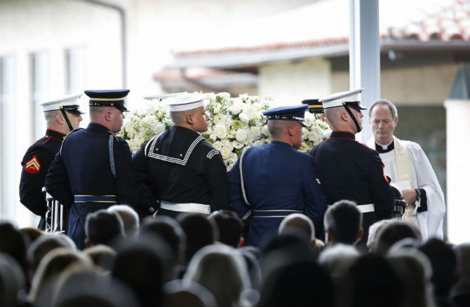 Cựu Đệ nhất phu nhân Mỹ Nancy Reagan qua đời vào hôm 6/3 sau khi trải qua một cơn trụy tim tại nhà riêng ở Los Angeles. Lễ tang của bà được tổ chức tại thư viện Tổng thống Ronald Reagan ở thung lũng Simi, bang California.