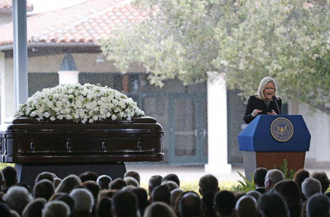 Nhà báo Diane Sawyer.