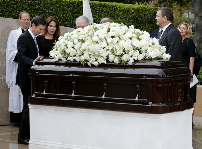 Ron Reagan và Patti Davis tiễn biệt mẹ về nơi an nghỉ cuối cùng.