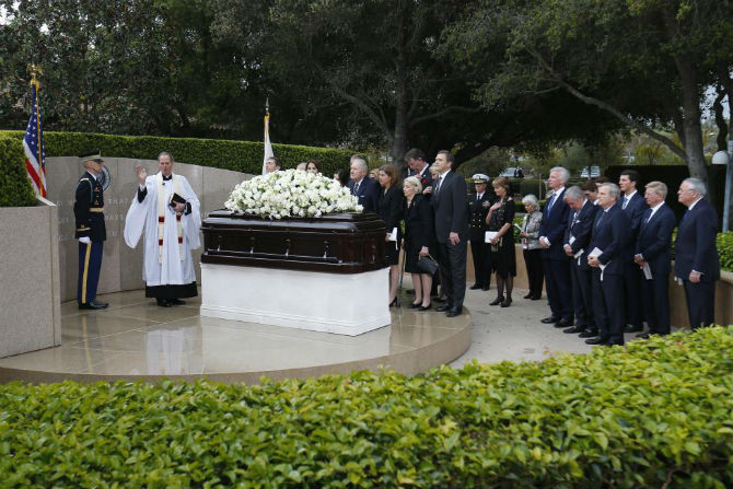 Các thành viên trong gia đình bà Nancy Reagan cúi đầu trước linh cữu.