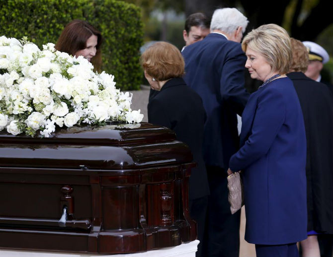 Cựu Ngoại trưởng Mỹ Hillary Clinton tỏ lòng thành kính trước linh cữu của bà Nancy Reagan.