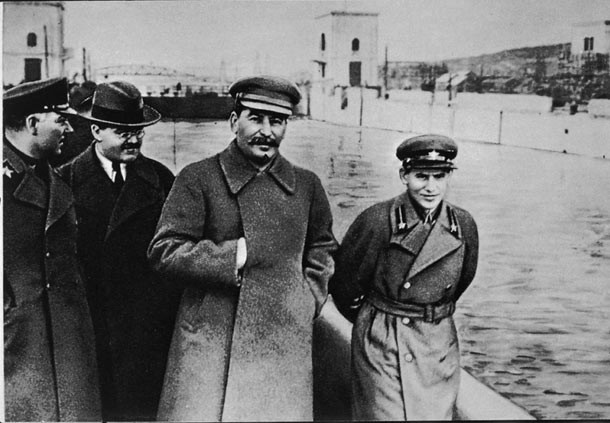 Một số tù nhân ở Liên Xô thường xăm hình của Lenin hoặc Stalin lên ngực vì lính gác sẽ không dám bắn vào hình ảnh của các nhà lãnh đạo.