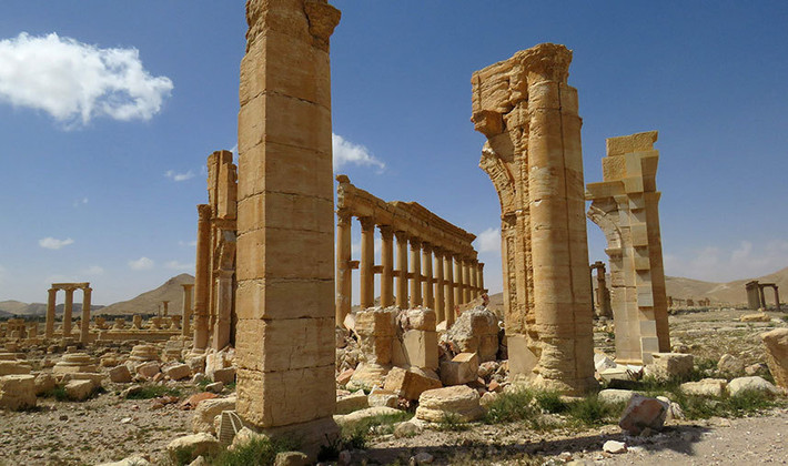 Được biết, sau khi chiếm quyền kiểm soát Palmyra từ tháng 5/2015, nhóm IS đã cho tổ tung hai ngôi đền cổ cùng Khải Hoàn Môn, hàng chục ngôi mộ tháp trong thành cổ. UNESCO gọi hành động này của IS là tội ác chiến tranh.