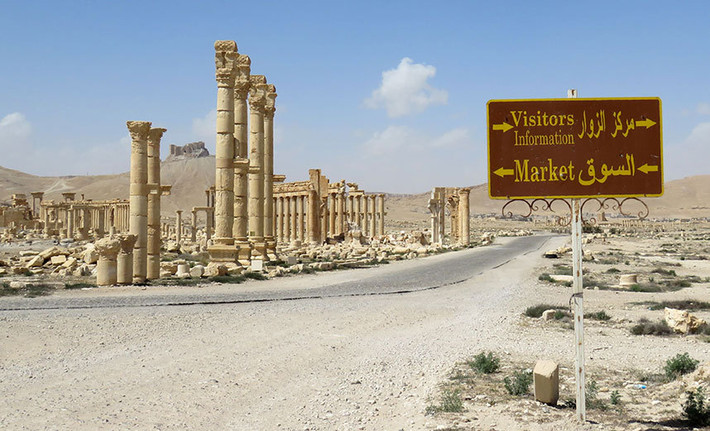 Một biển báo du lịch trong khu thành cổ Palmyra.