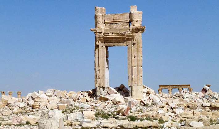 Một phóng viên tác nghiệp trong Palmyra cho hay, tổ chức khủng bố IS đã phá hủy nhiều tượng đài. Tuy nhiên, 80% các khu di dích trong thành phố cổ này vẫn được bảo tồn. Ảnh: Lối vào ngôi đền cổ Bel.