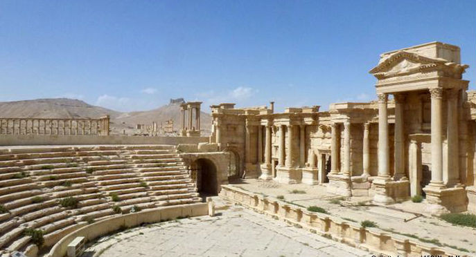 Nhà hát cổ của Palmyra được xây dựng vào khoảng năm 200 sau Công nguyên dường như còn nguyên vẹn. Tuy nhiên, nơi đây từng diễn ra nhiều vụ hành quyết tù binh dã man của phiến quân IS.