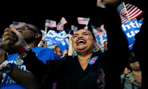 Đám đông người ủng hộ cựu Ngoại trưởng Mỹ Clinton vẫy cờ hò reo tại Miami trong ngày bầu cử Siêu thứ ba 1/3.