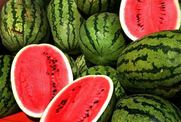 Kỷ lục nghiền nát ba quả dưa hấu bằng đùi trong thời gian nhanh nhất là 14,54 giây thuộc về Olga Liashchuk ở Milan, Italy, ngày 26/6/2014. Đây là một trong những kỷ lục Guinness kỳ quặc “nhất quả đất”.