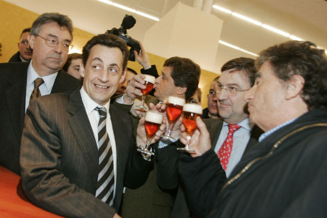 Cựu Tổng thống Pháp Nicolas Sarkozy và bia ở Paris.