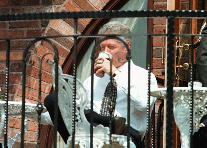 Cựu Tổng thống Mỹ Bill Clinton uống bia ở Birmingham.