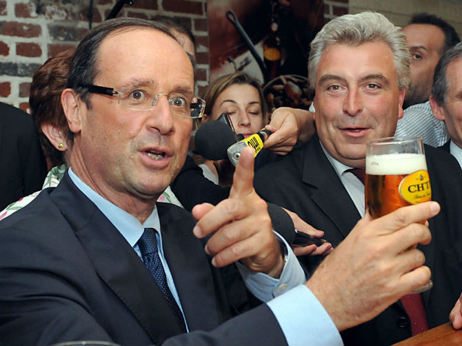Tổng thống Pháp Francois Hollande với vại bia trên tay. Tổng thống Pháp Francois Hollande với vại bia trên tay