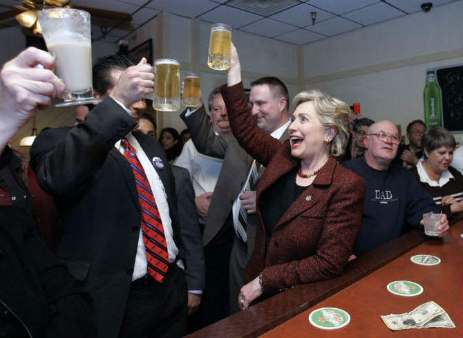 Ứng viên tổng thống của Đảng Dân chủ Hillary Clinton uống bia khi dừng chân tại nhà hàng Bronco thành phố Crown Point, trong chiến dịch vận động tranh cử.
