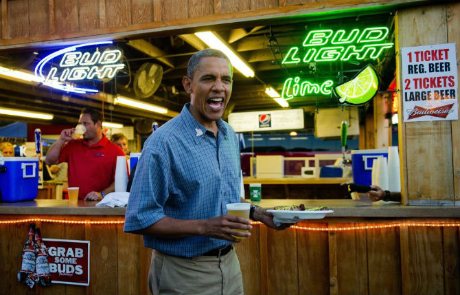 Tổng thống Mỹ Barack Obama cầm trên tay cốc bia và món thăn lợn rán khi thăm Hội chợ bang Iowa tại thành phố Des Moines.
