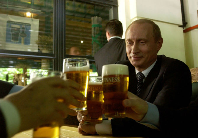Tổng thống Nga Putin ghé thăm quán bia đường phố ở Chelyabinsk.