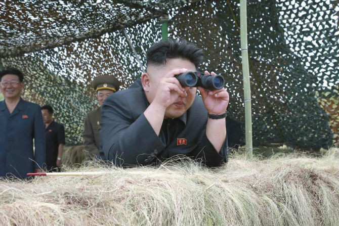 Ông Kim Jong-un sử dụng ống nhòm khi theo dõi một cuộc tập trận bắn đạn thật.