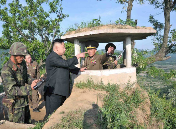 Nhà lãnh đạo Kim gặp gỡ đơn vị 507 của KPA tại núi O-sung ngày 2/6/2013.