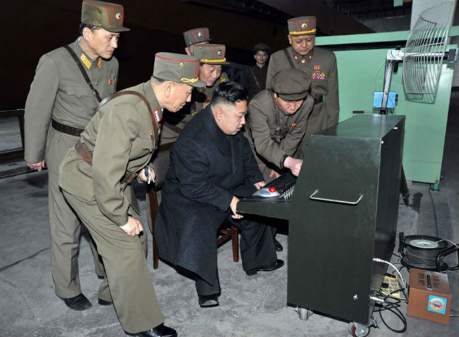 Lãnh đạo Triều Tiên Kim Jong-un kiểm tra thiết bị kỹ thuật và chiến đấu mới nhất do đơn vị 1501 của KPA sản xuất hồi năm 2013.