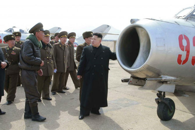 Ông Kim thị sát đơn vị 1016 của quân đội nước này. Ảnh do KCNA công bố ngày 9/3/2015.