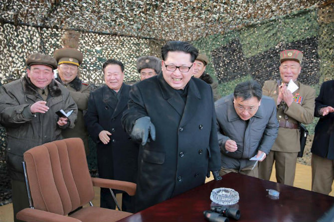 Ông Kim cười tươi khi chỉ đạo một vụ thử hệ thống phóng tên lửa đa nòng mà Triều Tiên mới nghiên cứu chế tạo. Ảnh KCNA công bố ngày 4/3/2016.