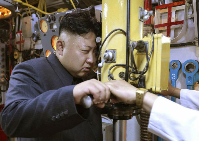 Nhà lãnh đạo Kim quan sát Đơn vị Hải quân 167 của KPA qua kính viễn vọng trên tàu ngầm. Ảnh do KCNA đăng tải ngày 16/6/2014.