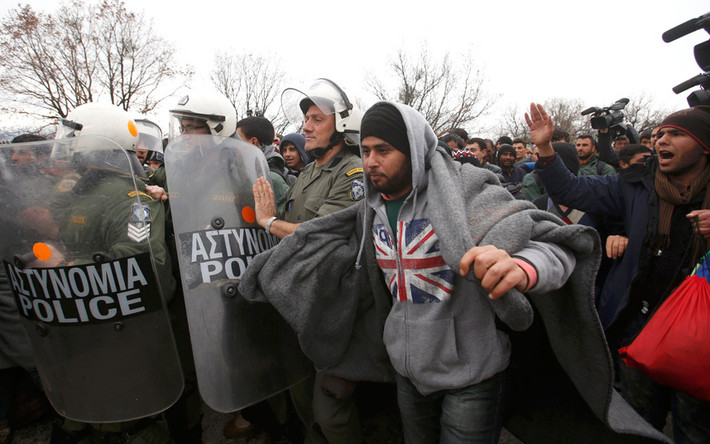 Các di dân rời khỏi khu trại đông đúc Idomeni ở biên giới Macedonia-Hy Lạp và đi bộ về hướng tây.