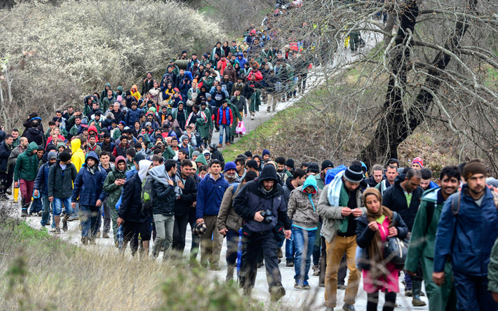 Theo cảnh sát Macedonia, thi thể của một người nam giới và hai phụ nữ được tìm thấy trên sông Suva Reka, gần biên giới với Hy Lạp. 20 người tị nạn đã qua sông sang biên giới an toàn trong khi ba người khác được đưa tới bệnh viện.