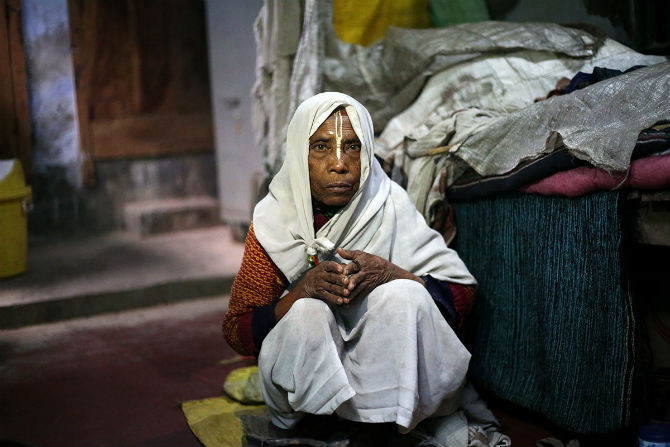 Cụ Maya Rani, 80 tuổi, buồn rầu: “Tôi cảm thấy rất cô độc. Là góa phụ chính là điều nguyền rủa lớn nhất đối với phụ nữ”.