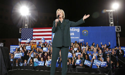 Tiếp đến trong cuộc họp kín ở Nevada hôm 20/2, bà Hillary Clinton giành chiến thắng sít sao trước Thượng nghị sĩ Bernie Sanders.