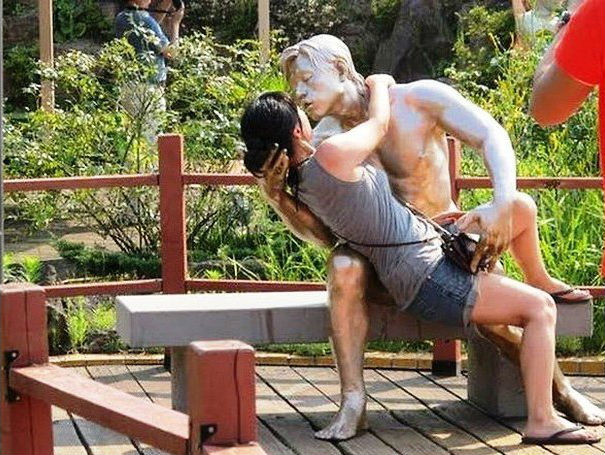 Khoảnh khắc lãng mạn chưa từng có giữa một người phụ nữ và bức tượng nam.